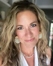 Lisa Kirker's Instagram, Twitter & Facebook