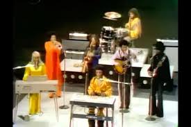 You're watching the official lyrics video for 'in the summertime' by mungo jerry. Larry Graham No Treble