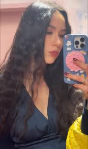 ELEGANZA IN BLU PER AURORA RAMAZZOTTI: BELLISSIMA✨💙 Aurora si mostra in  tutto il suo splendore con un abito blu notte che esalta la sua bellezza  semplice ma magnetica. Un mix perfetto di