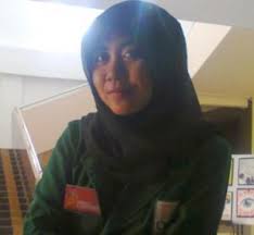 Pada saat itu, abhimana terlihat kelelahan karena sudah menggendong nayaka seharian. Wajah Perempuan Madura