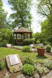 A corner of your deck or patio could serve as a small memory garden if you don't have a lot of space. Creating A Memorial Garden Helps In Healing After A Loss Woodlawn Cemetery Crematory Conservancy