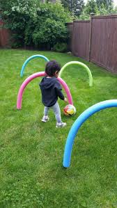 Have Some Fun Outdoors This Summer By Making This Super Easy And Cheap Obstacle Course Using Pool Kinderspiele Fur Draussen Kinderspielbereich Kinderspielplatz