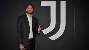 Manuel locatelli cavaliere omri is an italian professional footballer who plays as a midfielder for serie a club juventus, on loan from seri. Football News Juventus Sign Manuel Locatelli On Loan From Sassuolo With Obligation To Buy Eurosport