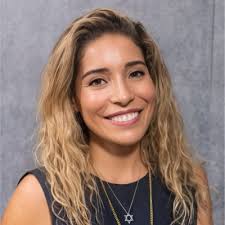 Hay cosas que llegan tarde… pero llegan! Después de 4 años de defender mi  tesis doctoral en plena pandemia, al fin la ceremonia de título!  Oficialmente Doctora en Management ☺️ Gracias Hugh