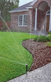 Ein Optimal Bewasserter Rasen Wertet Die Grunoase Auf Barfuss Uber Das Gras Bewasserung Gartenspielhaus Landschaftsbau