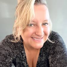 Robin Ellington's Instagram, Twitter & Facebook