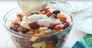 Combiner Du Lait Et De La Vanille Dans Une Casserole Et Realiser Une Vinaigrette Paradisiaque Pour Votre Prochaine Salade De Fruits Salade De Fruits Salade De Fruits Frais Cuisine Et Boissons
