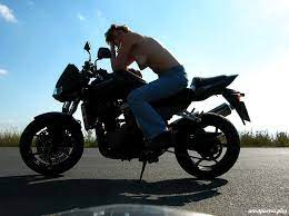 Nackt auf dem Motorrad - Oma Porno Foto