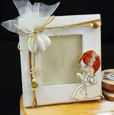 Bomboniera Portafoto In Legno E Ceramica Con Bambina Per Etsy Bomboniera Comunione Bomboniere