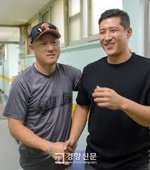 인체의 근육들은 머리와 목(head and neck)의 근육, 몸통(torso or trunk)의 근육, 팔(upper limbs)의 근육과 다리(lower limbs)의 근육을 포함한 많은 분류로 나뉠 수 있다. ê²½í–¥í¬í†  ì¡°ì›ìš° ê°ë… ë§Œë‚œ í™©ìž¬ê·  ê²½í–¥ì‹ ë¬¸