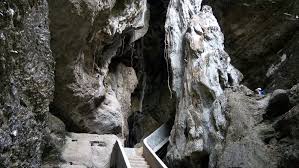 Goa batu cermin, yang berlokasi sekitar 20 menit dari pusat kota labuan bajo, ibu kota kabupaten manggarai barat, provinsi nusa tenggara timur (ntt) ini menjadi salah satu obyek wisata yang ditata pemerintah pusat dalam mendukung labuan bajo sebagai destinasi pariwisata super premium. Labuan Bajo Island Hopping Flores Authentic Indonesia