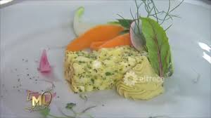 Mientras contaba que la entrada era una papa rosti con salmón ahumado, interrumpió a los presentes para intercambiar los platos: Recetazas El Menu De La Mesaza De Mirtha Legrand 28 01 2018 Youtube