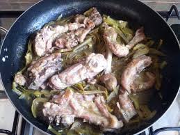 L'agnello è una carne leggera, tenera e molto saporita che in genere si mangia nelle festività e in particolare in occasione della pasqua. Agnello Con Carciofi Il Cuore In Pentola