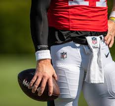 Fan based page for bismarck north dakota native. Carson Wentz Wearing A New Arm Sleeve Featuring A Quote From Dr Martin Luther King Jr Hate Cannot Drive Out Hate Only Love Can Do That Zoom In Eagles