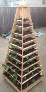 How To Build A Vertical Garden Pyramid Tower For Your Next Diy Outdoor Project Jardins Elevados Hortas Verticais Jardins Verticais Interiores
