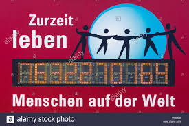 Ich sehe mir die landkarte noch mal an und dann mach ich einen wie? Hannover Deutschland 7 Juli 2018 Digitale Anzeige Mit Der Anzahl Der Menschen Auf Der Erde Ubersetzung Im Moment Gibt Es Leute In Der Welt Stockfotografie Alamy