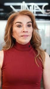 Em projetos arquitetônicos de banheiros, a escolha por uma bancada com duas  cubas acompanhadas por dois espelhos proporciona praticidade e conforto,  especialmente em ambientes compartilhados, como suítes de casal. Essa  configuração permite