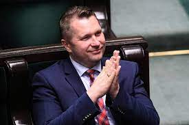 Początkowo protestujący gromadzili się na chodniku, jednak około godziny 18.30 manifestacja przeniosła się częściowo. Czarnek On Nepotism In Pis Archyde