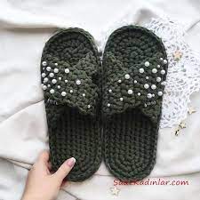 Penye Ip Terlik Modelleri Yesil Capraz Bantli Inci Aksesuarli Knitting Knittingpatterns Terlik Orgu Tig Isleri
