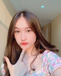 Dj will tell you laura just couldn't resist his amazing dance moves but the real story is everyone left the pregame and they were soon the only ones left in the room. 10 Potret Kece Laura Moane Siswi Culun Di Dari Jendela Smp