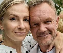 Edyta pazura na przykład zupełnie nie była przygotowana na to, że będzie musiała towarzyszyć córce i synowi w kolejce do wejścia do budynku. Sugestywne Nagranie Na Profilu Edyty Pazury Tylko Nie Mow Ze Jestem W Ciazy