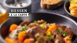 Rezept Festtagsroulade Vom Flankensteak Mit Maronen Pfifferlingen Und Frischen Krautern Hr Fernsehen De Rezepte Rezepte Lebensmittel Essen Zubereitung