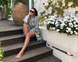 May 20, 2021 · alena seredova riunisce la famiglia: Alena Seredova Nella Bufera Per Una Foto In Cui Accompagna I Figli A Scuola