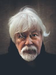 Abraham Serfaty, 73 ans. Banni par Hassan II, il est de retour chez lui et  apporte un «soutien critique» au nouveau roi. Rabat joie.