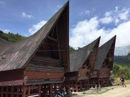 Rumah adat suku batak lebih dikenal dengan nama rumah bolon atau rumah gorga. Rumah Adat Batak Lengkap Jenis Rumah Ciri Khas Ruangan Dll
