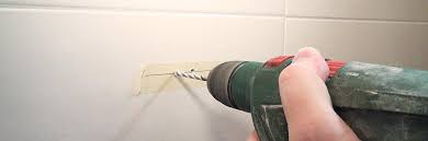 In diesem video möchten wir euch das bohren und dübeln in einer fliesen erklären. Locher In Fliesen Bohren Am Beispiel Eines Toilettenpapierhalters Anleitung Diybook De