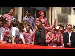Louis van gaal bleibt doch bis zum saisonende trainer beim fc bayern münchen. Deutscher Meister 2010 Louis Van Gaal Show Auf Dem Meister Balkon Fc Bayern Youtube
