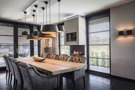 houten eettafel met luxe stoelen en verlichting eetkamer design dining room dining room design ideas h huis interieur rustiek huis ontwerp rustiek huis