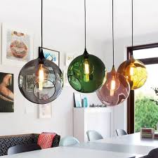 trend lampen van gekleurd glas binnenhuisarchitect eettafel verlichting lampen