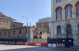 Az előző teltházas forduló után ismét a dürer kert ad helyet az eseménynek, ahol újra 4 zenekar mutatkozik be a nagyérdeműnek. Elkezdtek Bontani A Durer Kert Epuletet Szmo Hu