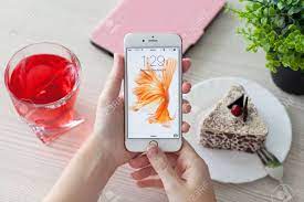 Unlocking a cell phone has been legal for more than half a year, thanks to . Alushta Rusia 25 De Octubre 2015 La Mujer Abre El Telefono Iphone6s Oro Rosa Sobre La Mesa Iphone 6s Rosa De Oro Fue Creado Y Desarrollado Por Apple Inc Fotos Retratos
