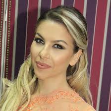 Olta Boka jo vetëm këngëtare, por edhe... (FOTO)