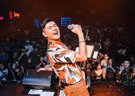 Sebagai debut karirnya, jaz merilis single berjudul dari mata. Berikut Chord Gitar Sederhana Dan Lirik Lagu Katakan Milik Jaz Sonora Id