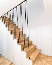 Escalier Avec Rampe Protective En Fil Noir Treppenhaus Dekorieren Treppe Treppe Haus