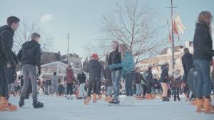 Schaatsen op ondergelopen fries weiland tijdens zonsopkomst. Schooltv Schaatsen In Nederland Op Natuurijs En Kunstijs