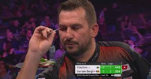 Van den Bergh wint van Clayton