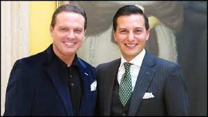 Conoce aquí cómo luce el interior del que fue su hogar. Revelan La Verdad Luis Miguel Uso Sangre Para Lucir Mas Joven Y Lo Logro Tkm Mexico