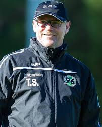 I currently work as a software engineer for @finanzcheck at day and @komola at night. Thomas Schaaf Aktuelles Spielerprofil Sport Bild De