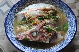 Bohong kalau nggak ngiler melihat warna merahnya yang menggugah selera. Sup Kepala Ikan Merah Yang Terlajak Sedap Azie Kitchen