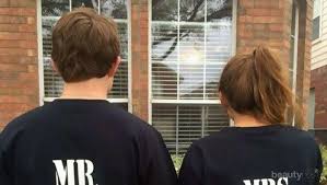 Dan terkait dengan model di atas memang unik dengan kombinasi warna dan desain sehingga terlihat beda dengan model baju muslim pasangan keluarga lainnya. Bikin Gemas 5 Desain Baju Couple Ini Cocok Banget Dipakai Bareng Pasangan