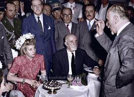 Eva Peron En Italia En Un Refrigerio Escuchando Eva Peron Maria Eva Duarte De Peron Eva