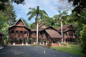 Rumah kayu atau rumah kampung pada suatu masa dulu boleh dikatakan tidak asing bagi orang melayu. Orang Melayu Dulu Genius Ini 4 Sebab Kenapa Rumah Melayu Dinobatkan Memiliki Seni Bina Terbaik Dunia