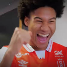 @AlexTheclaret's video Tweet