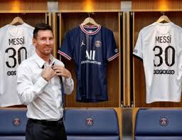Viste la playera del mítico club de la capital francesa. 5n8gr9sxyubvgm