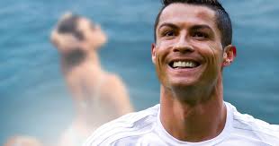 Das er kraftsport macht ist klar und er spielt gleichzeitig fußball, wie regelt er das? Cristiano Ronaldo Knapper Gehts Nicht Hier Prasentiert Georgina Ihre Tollen Kurven Bunte De