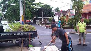 One of the effect of globalization is the decreasing. Warga Taman Kota Ii Biasakan Minggu Gotong Royong Bangka Pos